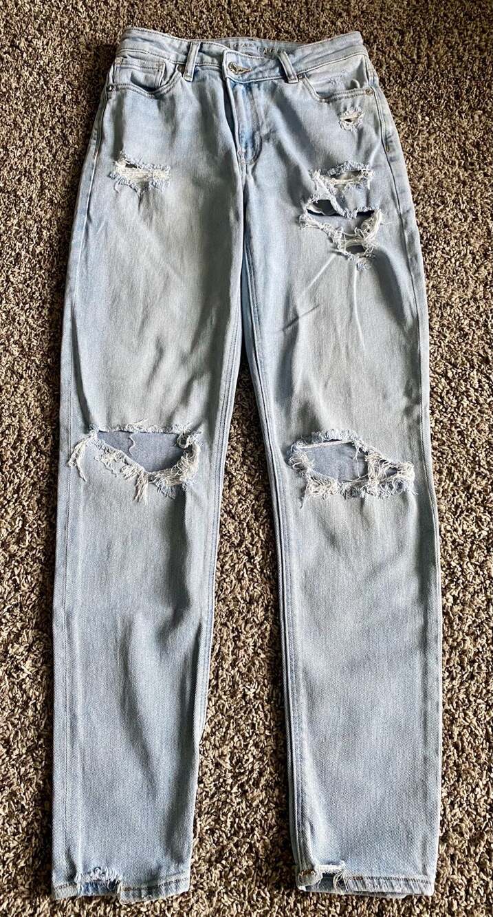 American Eagle Highest Rise Mom Jean Distressed Light Wash Size 2 Long